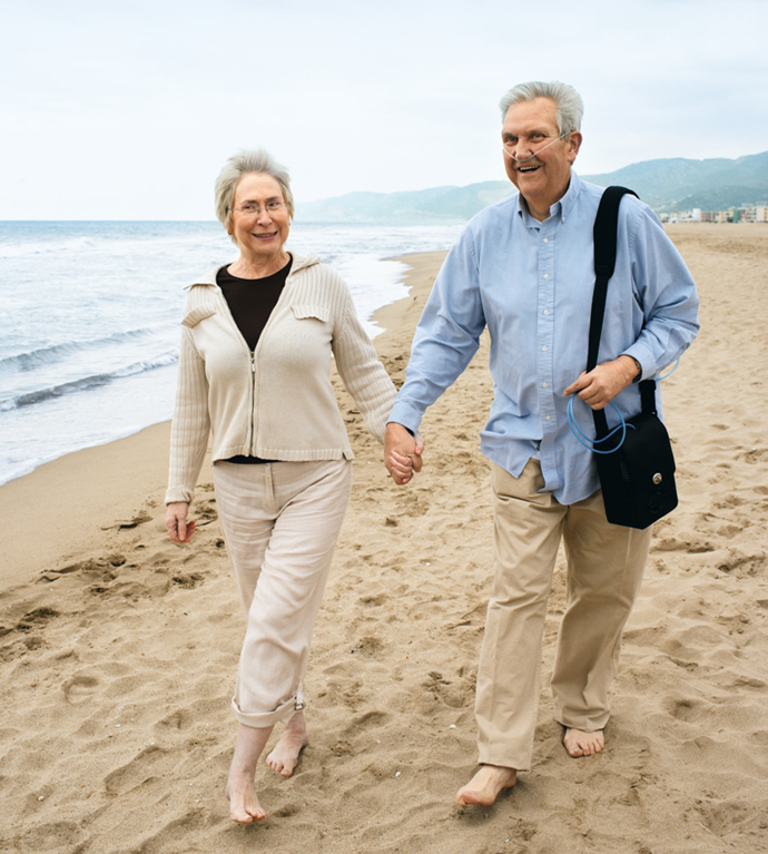 2 personas paseando por la orilla